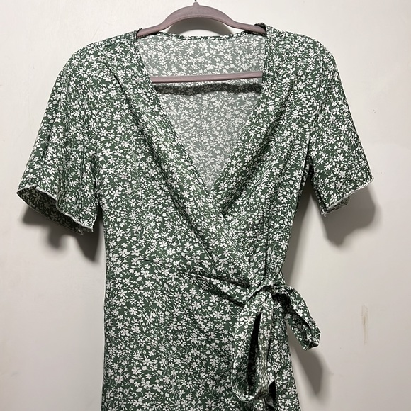 Green floral ruffle wrap dress - Picture 3 of 3
